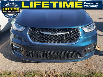 Used 2025 Chrysler Pacifica Select