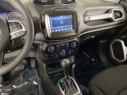 Used 2021 Jeep Renegade Latitude FWD image 31