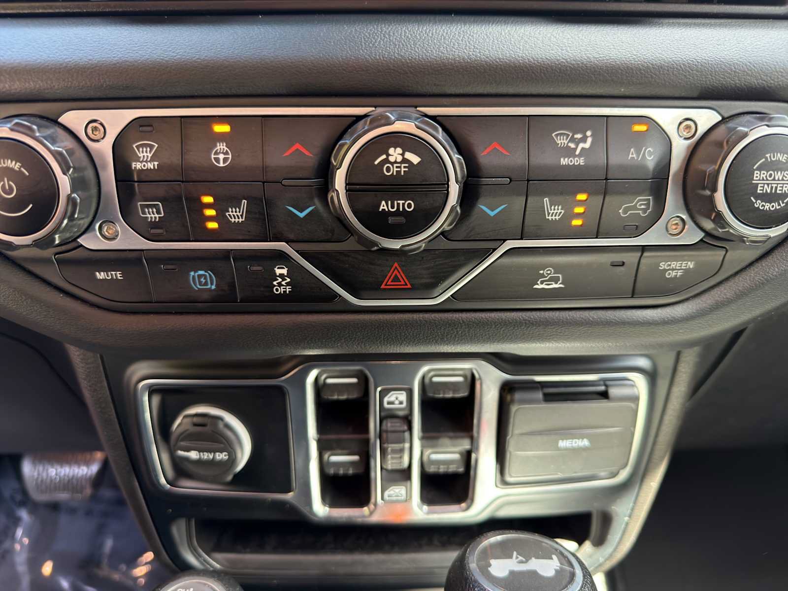 Used 2024 Jeep Wrangler Unlimited Sahara AWD/4WD image 17