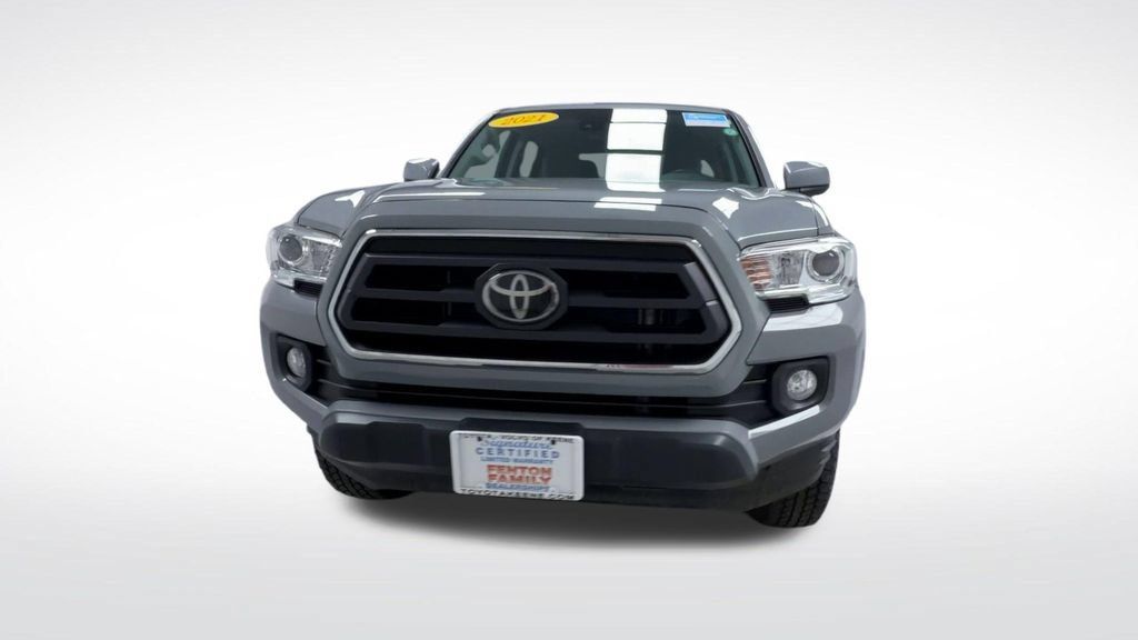 Used 2021 Toyota Tacoma SR5 AWD/4WD image 3