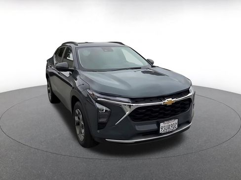 Used 2025 Chevrolet Trax LT w/ LT Convenience Package FWD image 3
