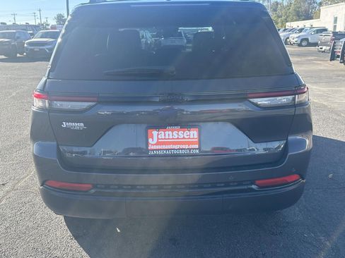 Used 2024 Jeep Grand Cherokee Altitude image 3