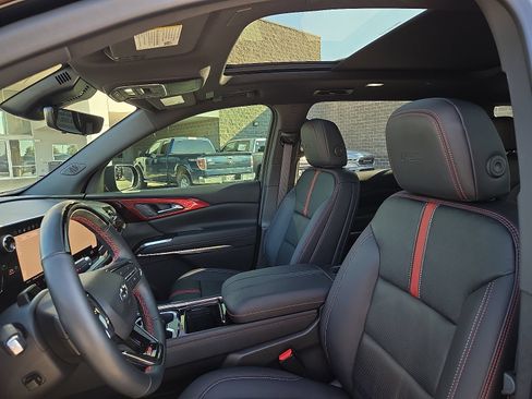 Used 2025 Chevrolet Traverse RS AWD/4WD image 14