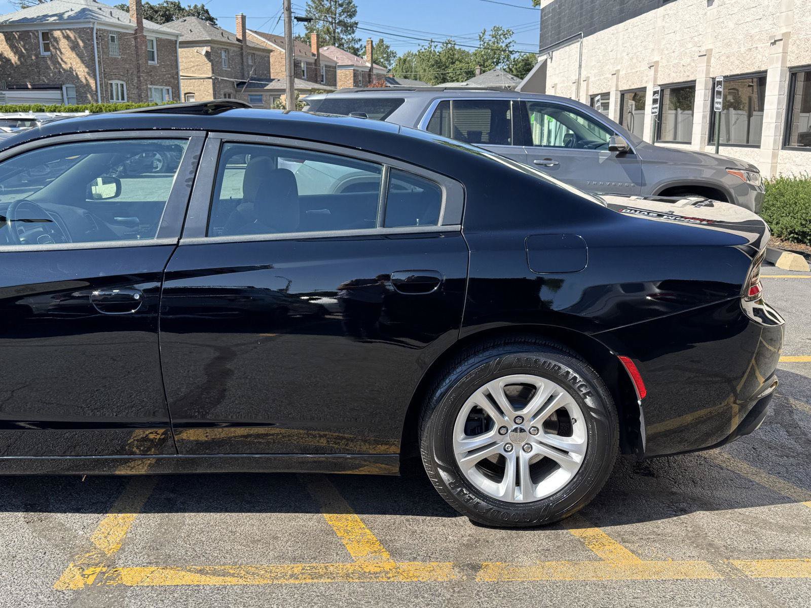 Used 2019 Dodge Charger SXT RWD image 3