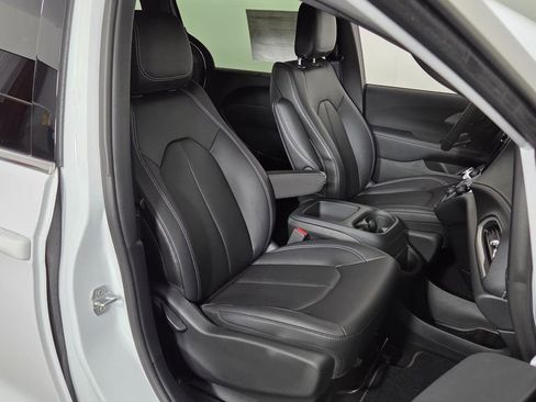 New 2025 Chrysler Pacifica Select image 38