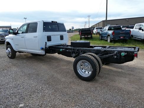 New 2026 RAM 5500 4x4 Crew Cab w/ Laramie Trim Package image 6