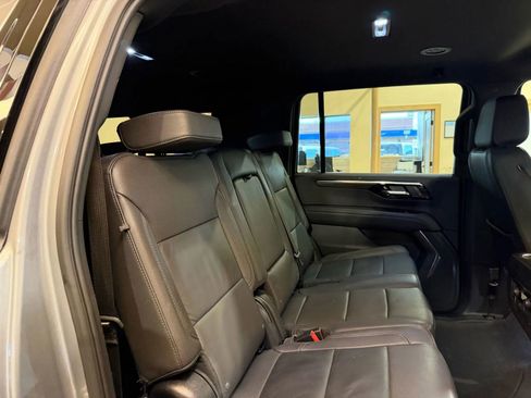 Used 2025 Chevrolet Suburban Z71 image 21