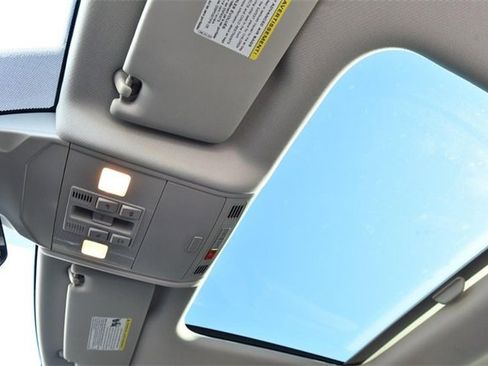 Used 2025 Volkswagen Jetta SE w/ Sunroof Package image 22