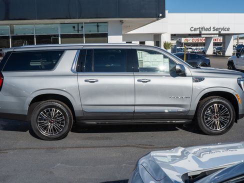 New 2026 GMC Yukon XL Elevation image 2