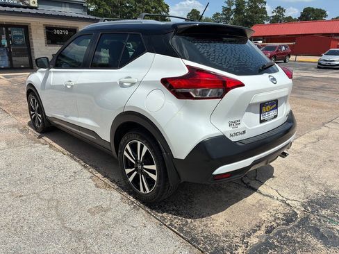 Used 2019 Nissan Kicks SR w/ SR Premium Package FWD image 4