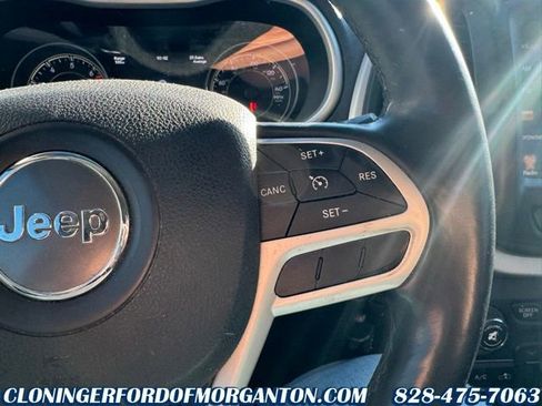 Used 2017 Jeep Cherokee Trailhawk image 30