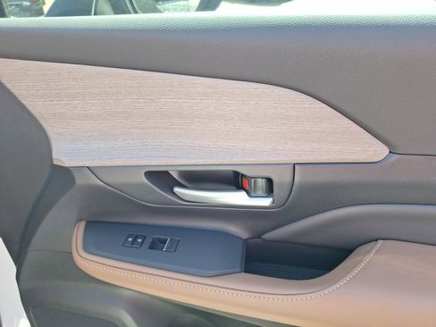 Used 2025 Toyota Grand Highlander AWD image 35