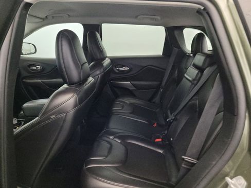 Used 2019 Jeep Cherokee Latitude Plus AWD/4WD image 18