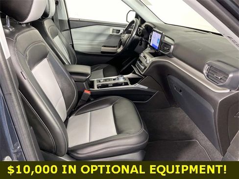 Used 2022 Ford Explorer XLT w/ Equipment Group 202A image 4