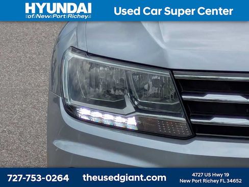 Used 2021 Volkswagen Tiguan SE w/ Panoramic Sunroof Package FWD image 9