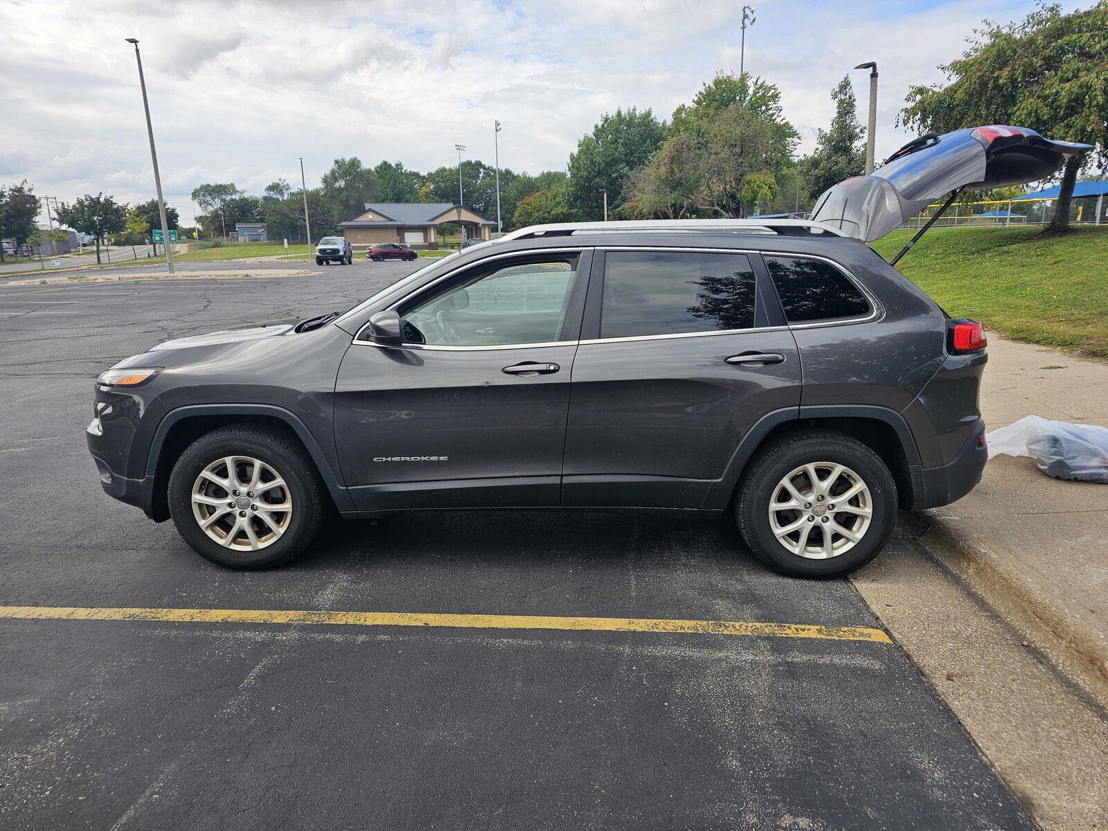Used 2015 Jeep Cherokee Latitude w/ Cold Weather Group AWD/4WD image 2