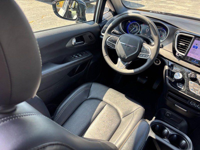 Used 2025 Chrysler Pacifica Select FWD image 15