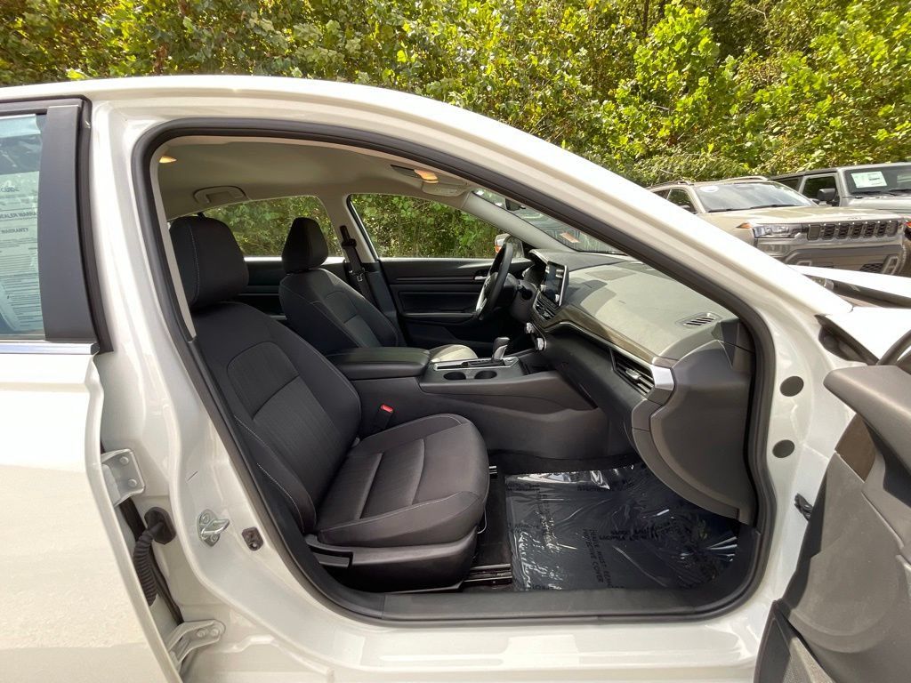 Used 2025 Nissan Altima 2.5 SV FWD image 22
