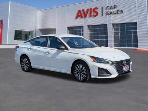 Used 2025 Nissan Altima 2.5 SV FWD image 3
