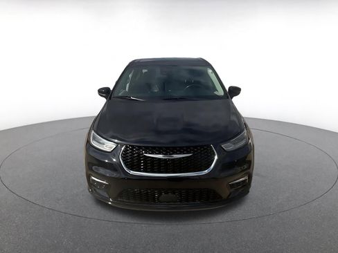 Used 2023 Chrysler Pacifica Touring-L image 4