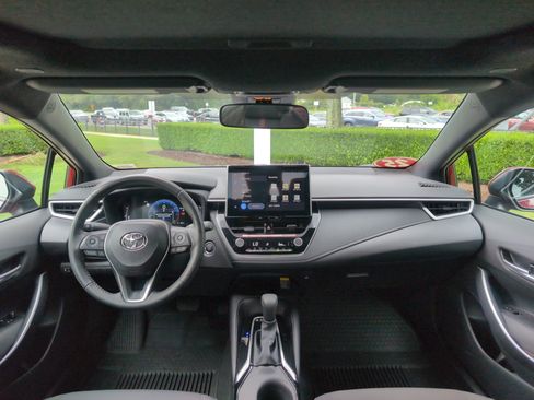Certified 2025 Toyota Corolla SE w/ SE Premium Package FWD image 29
