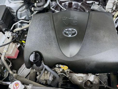 Used 2022 Toyota Highlander LE AWD/4WD image 33