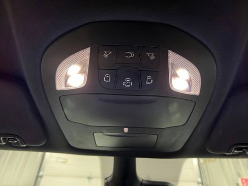 Used 2024 Chrysler Pacifica Limited FWD image 30