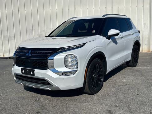 Used 2024 Mitsubishi Outlander SEL image 2
