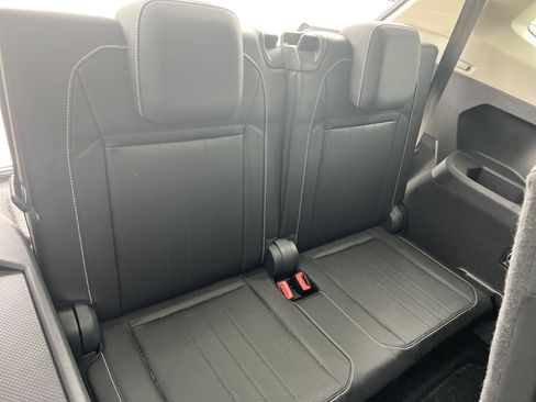Certified 2023 Volkswagen Tiguan SE FWD image 30
