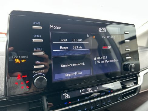 Used 2024 Toyota Sienna LE AWD/4WD image 18