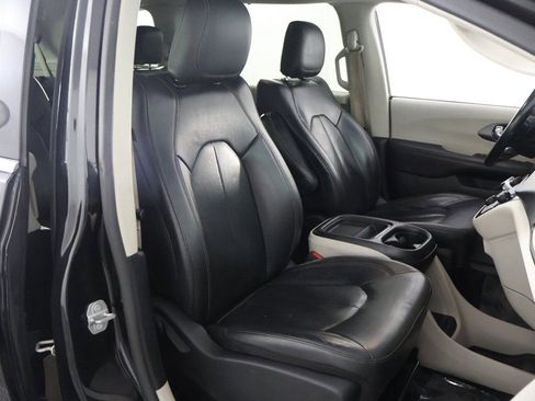 Used 2020 Chrysler Pacifica Touring-L image 27