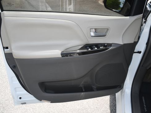 Used 2017 Toyota Sienna XLE w/ XLE Navigation Package FWD image 10