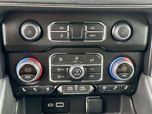 Used 2023 Chevrolet Suburban Premier image 15