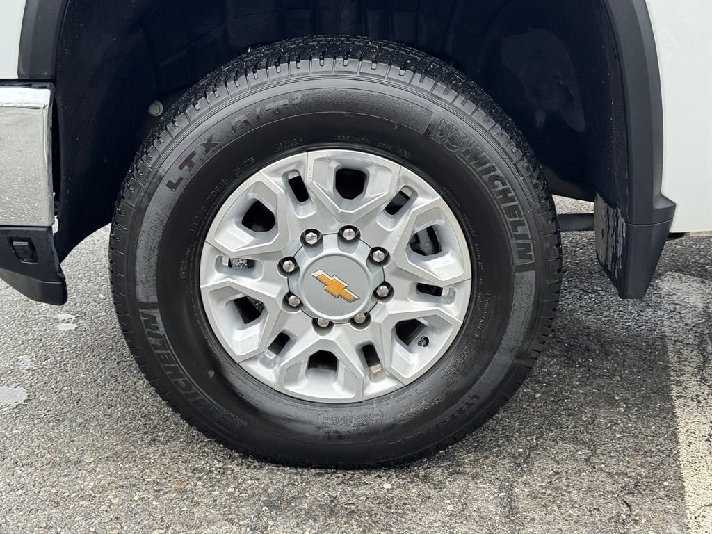 Used 2025 Chevrolet Silverado 3500 LT AWD/4WD image 3