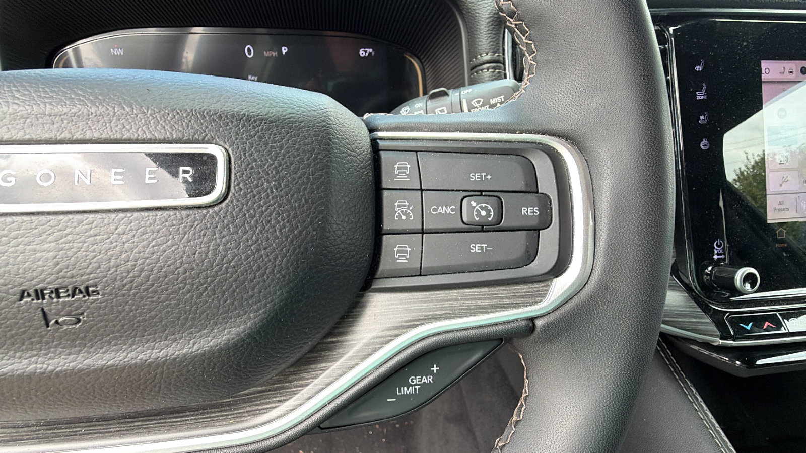 Used 2024 Jeep Wagoneer L Series II w/ Flexible Seating Group AWD/4WD image 31