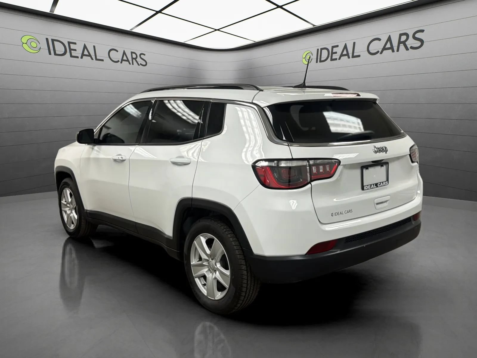 Used 2022 Jeep Compass Latitude FWD image 3
