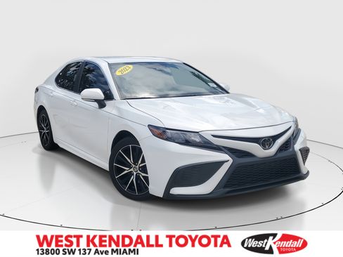 Used 2023 Toyota Camry SE image 1