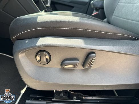 Used 2023 Volkswagen Taos SE w/ Panoramic Sunroof Package FWD image 15