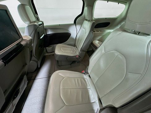 Used 2018 Chrysler Pacifica Touring-L Plus w/ Tire & Wheel Group image 21