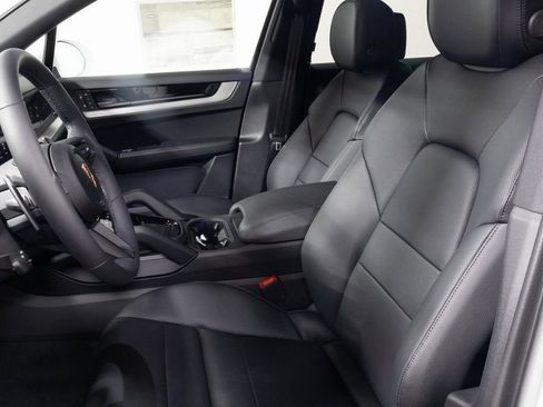 Used 2025 Porsche Cayenne image 5