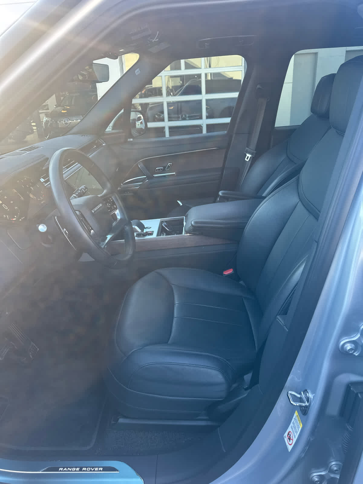 Used 2025 Land Rover Range Rover SE AWD/4WD image 2