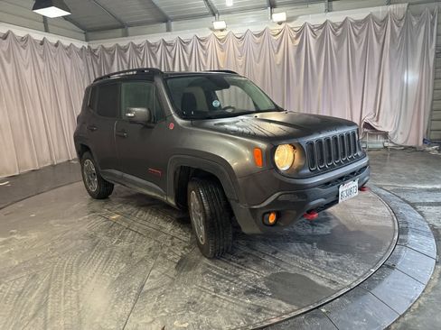 Used 2016 Jeep Renegade Trailhawk image 3