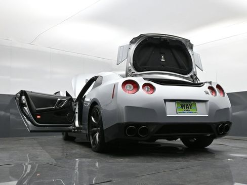 Used 2011 Nissan GT-R Premium AWD/4WD image 38