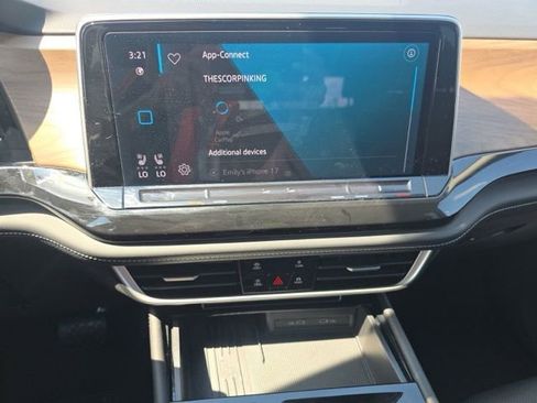 Used 2025 Volkswagen Atlas SE AWD/4WD image 24
