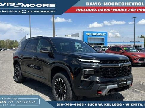 Used 2025 Chevrolet Traverse Z71 image 1