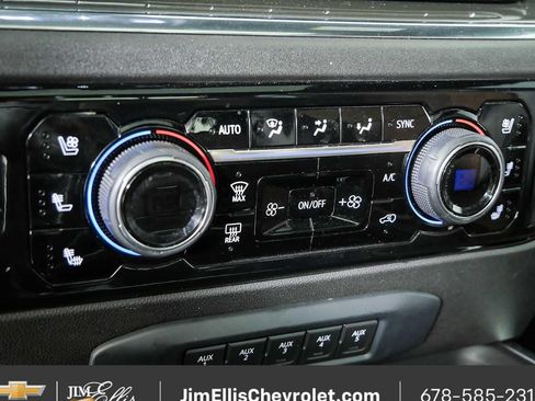Used 2024 Chevrolet Silverado 2500 High Country w/ Technology Package AWD/4WD image 3