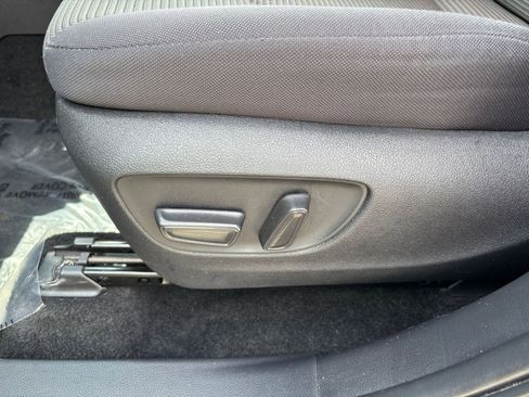 Used 2025 Toyota Highlander LE FWD image 23