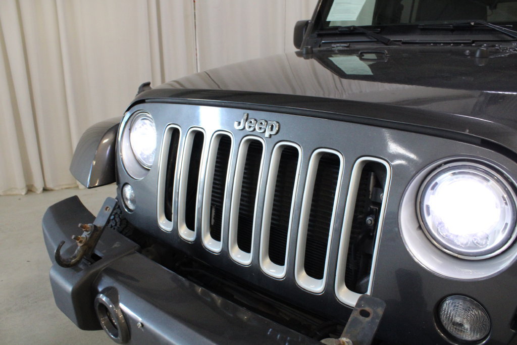 Used 2017 Jeep Wrangler Unlimited Sahara w/ Connectivity Group AWD/4WD image 30