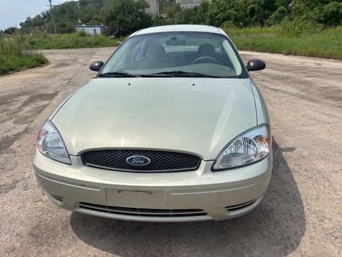 Used 2005 Ford Taurus SE FWD image 3