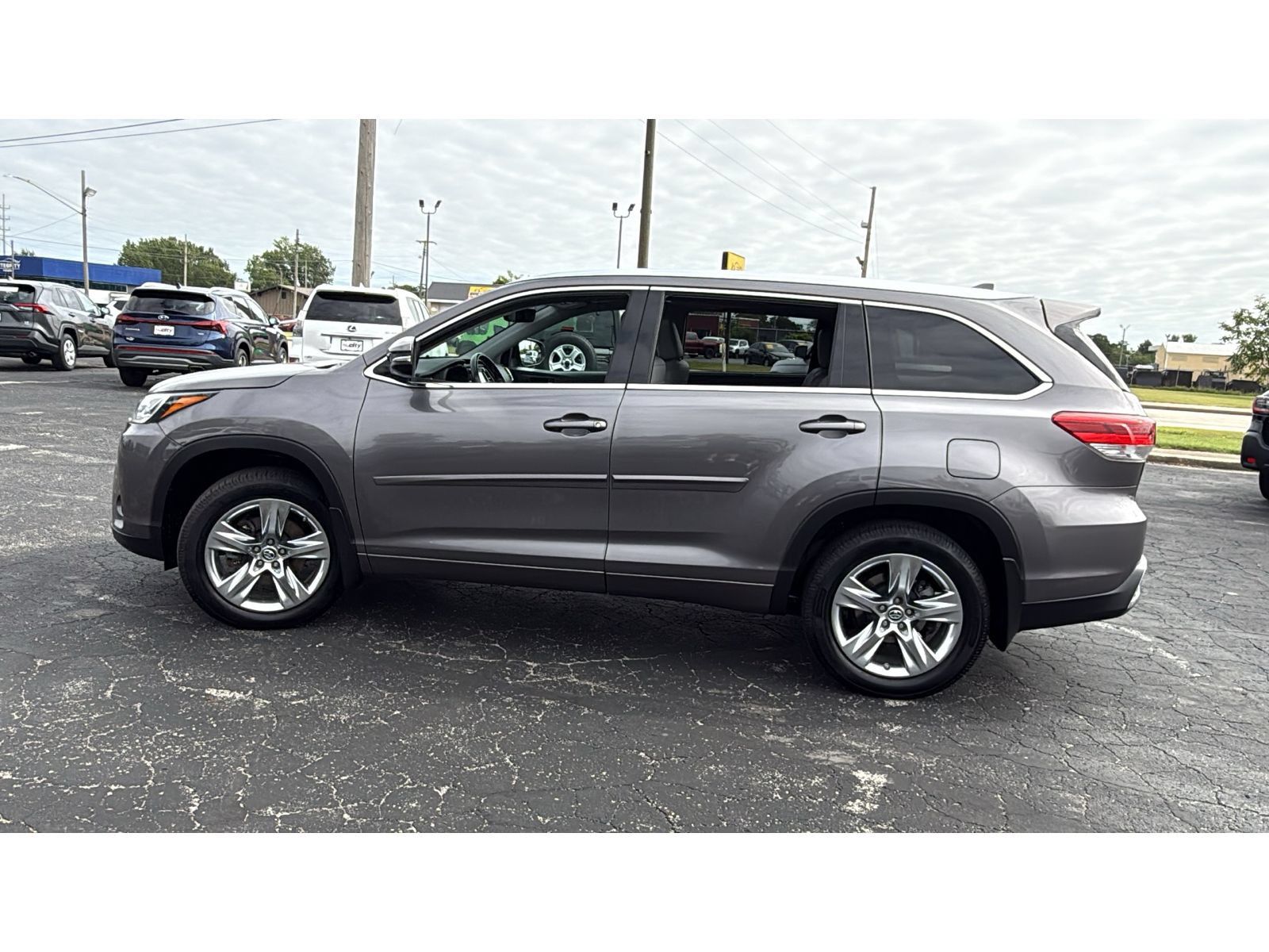 Used 2019 Toyota Highlander Limited AWD/4WD image 4